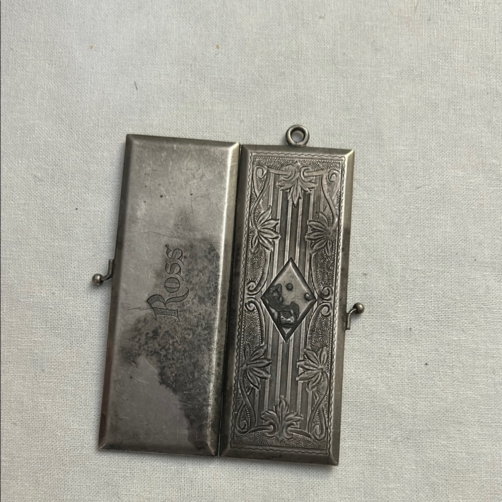 Elegant Silver Rectangular Locket - Picture 3 of 5